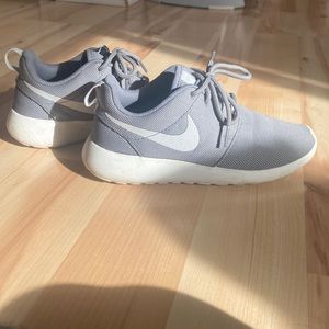 *SOLD* Women’s Nike shoes (size 6)